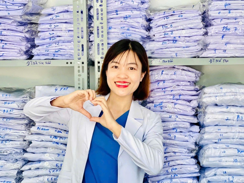 Đồng phục hoàn thiện được đóng gói cẩn thận từng bộ trước khi giao cho khách hàng